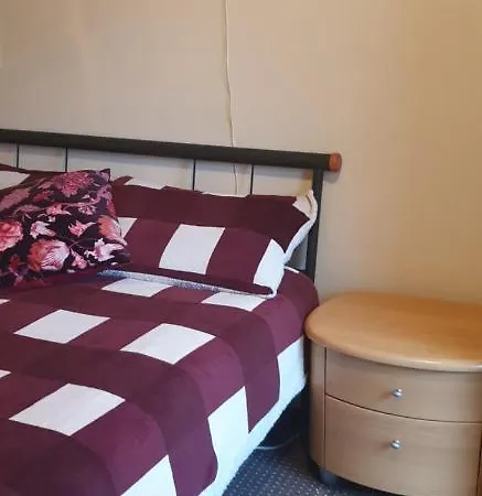 A Double Room In Vibrant Leith- Female Guest Only 民宿