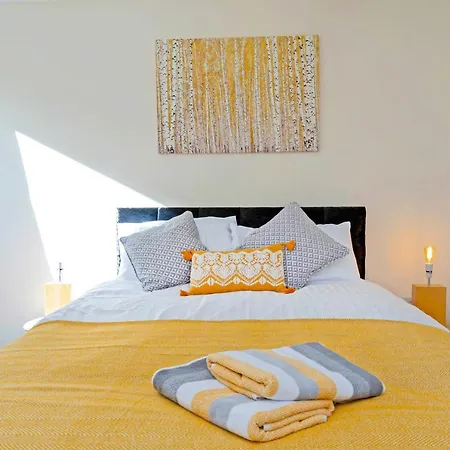 Modern & Spacious 2 Bedroom Serviced Next To Lochend Park - Private Underground Parking & Lift Available - Close To Centre * Edinburgh