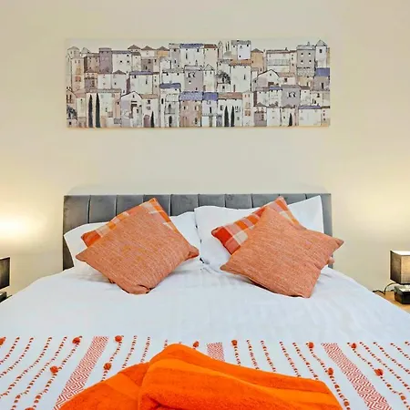 Hotel Modern & Spacious 2 Bedroom Serviced Next To Lochend Park - Private Underground Parking & Lift Available - Close To Centre Edinburgh