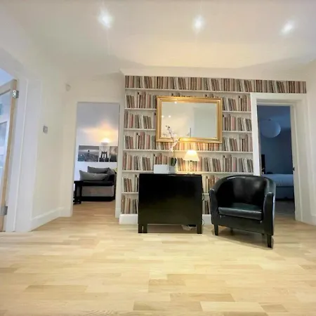 Elite 3 Bed New Town With Private Walled Garden דירה