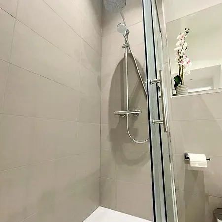 Chic, Newly Reno'd 1 Bed Open Plan, Nr The Meadows Apartment *