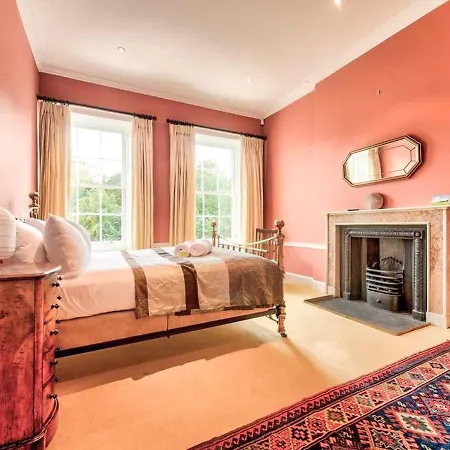 Beautiful Centre Georgian 4 Bed Townhouse With Private Garden *