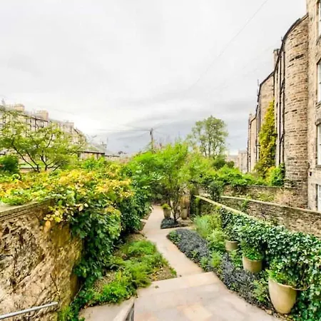 Beautiful Centre Georgian 4 Bed Townhouse With Private Garden