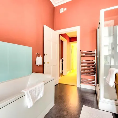 Beautiful Centre Georgian 4 Bed Townhouse With Private Garden