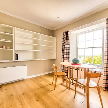 Beautiful Centre Georgian 4 Bed Townhouse With Private Garden * Edinburgh