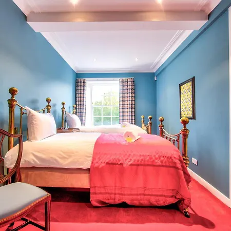 Beautiful Centre Georgian 4 Bed Townhouse With Private Garden *