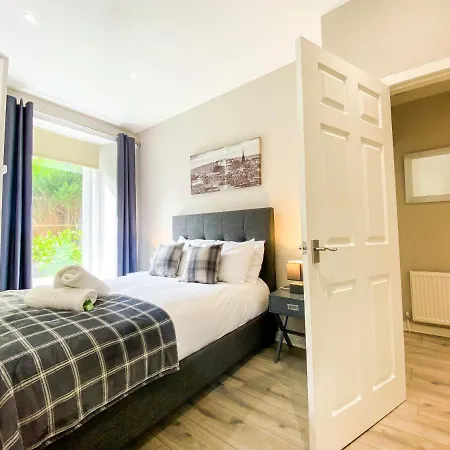 Stunning, Refurbished 2 Bed - Free Street Parking Appartamento