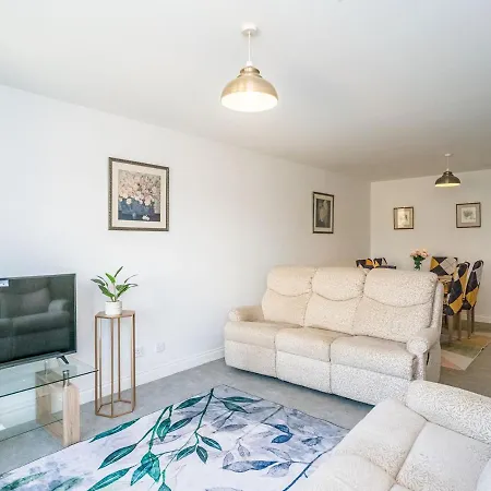 Pass The Keys Cosy And Bright 2 Bedroom Flat With Free Parking Apartment *