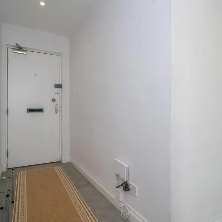 Pass The Keys Cosy And Bright 2 Bedroom Flat With Free Parking Apartment *