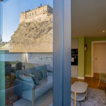 Amazing 2 Bedroom With Views Of Castle *