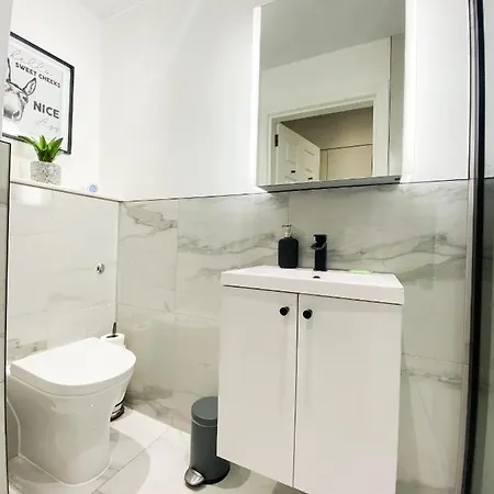 Stunning, Refurbished 2 Bed - Free Street Parking