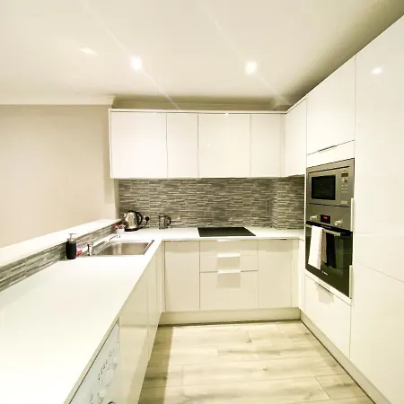 Stunning, Refurbished 2 Bed - Free Street Parking Appartamento *