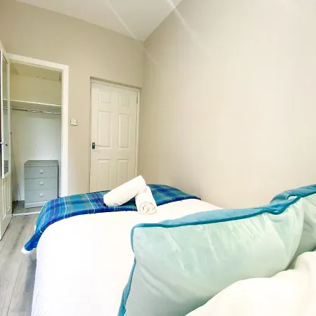 Stunning, Refurbished 2 Bed - Free Street Parking *