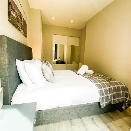 Stunning, Refurbished 2 Bed - Free Street Parking