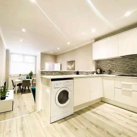 Stunning, Refurbished 2 Bed - Free Street Parking *