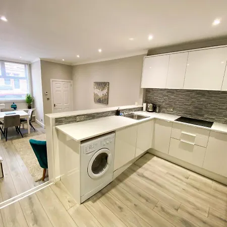 Stunning, Refurbished 2 Bed - Free Street Parking *