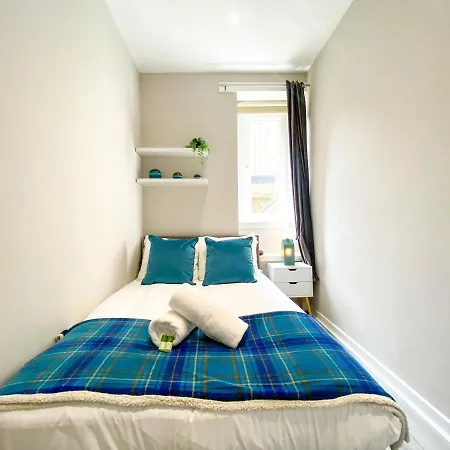 Stunning, Refurbished 2 Bed - Free Street Parking