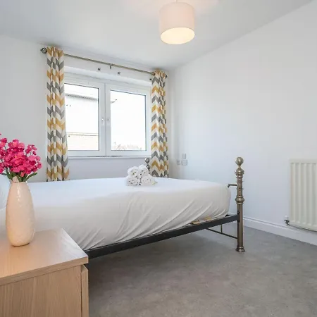 Pass The Keys Cosy And Bright 2 Bedroom Flat With Free Parking