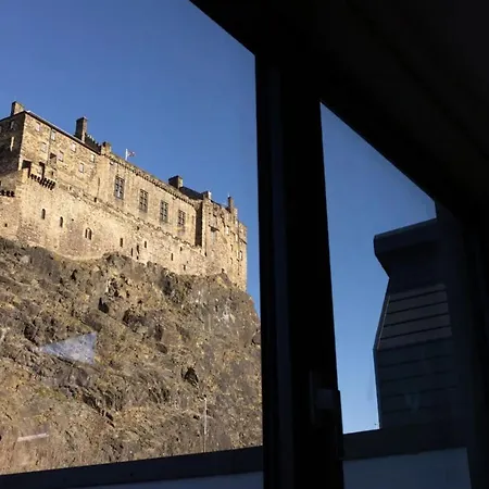 Amazing 2 Bedroom With Views Of Castle