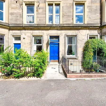 Guestready - Beautiful Period Top Floor Flat By City Center * Edimburgo