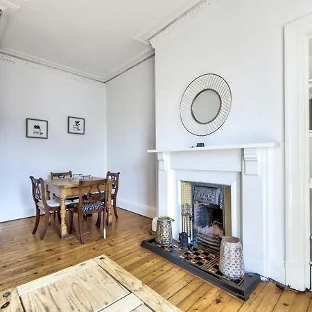 Guestready - Beautiful Period Top Floor Flat By City Center Edimburgo