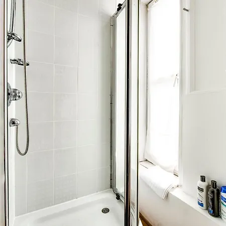 Apartamento Guestready - Beautiful Period Top Floor Flat By City Center Edimburgo