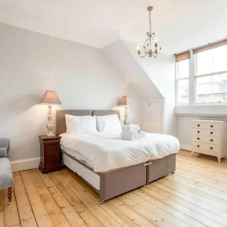 Modern, Bright & Spacious 3 Bedroom In The Heart Of The Centre - Double Beds - Sleeps Up To 6 Guests Apartment