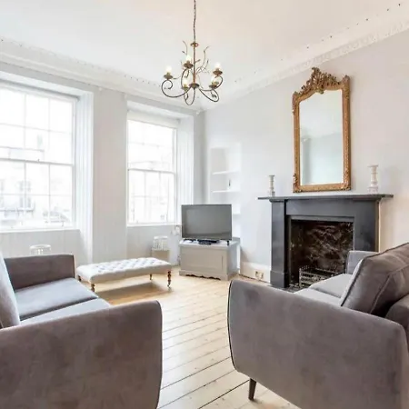 Modern, Bright & Spacious 3 Bedroom In The Heart Of The Centre - Double Beds - Sleeps Up To 6 Guests Apartment *