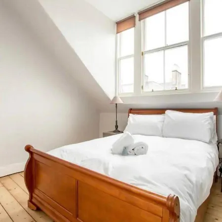 アパート Modern, Bright & Spacious 3 Bedroom In The Heart Of The Centre - Double Beds - Sleeps Up To 6 Guests エディンバラ