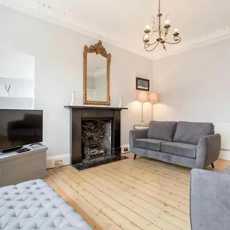 Modern, Bright & Spacious 3 Bedroom In The Heart Of The Centre - Double Beds - Sleeps Up To 6 Guests *