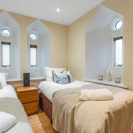 Stylish & Modern 2 Bedroom Ground Floor Close To Centre In Stunning Converted Church - Near Haymarket Train Station - Sleeps Up To 5 Guests * Edinburgh