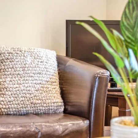 Hotel Stylish & Modern 2 Bedroom Ground Floor Close To Centre In Stunning Converted Church - Near Haymarket Train Station - Sleeps Up To 5 Guests *