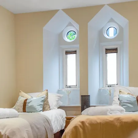 Hotel Stylish & Modern 2 Bedroom Ground Floor Close To Centre In Stunning Converted Church - Near Haymarket Train Station - Sleeps Up To 5 Guests Edinburgh