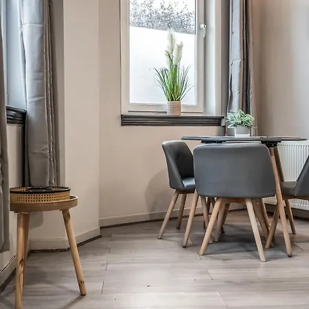 Private Ground Floor Main Door Entrance - Spacious 2 Bedroom - The Shore, Leith