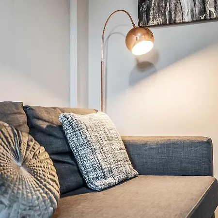 Private Ground Floor Main Door Entrance - Spacious 2 Bedroom - The Shore, Leith Appartamento