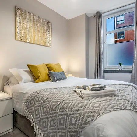 Private Ground Floor Main Door Entrance - Spacious 2 Bedroom - The Shore, Leith Appartamento