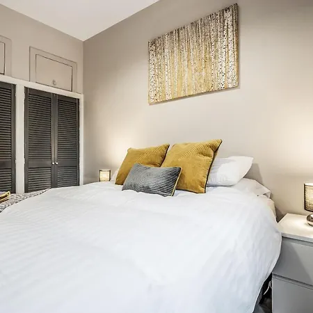 Private Ground Floor Main Door Entrance - Spacious 2 Bedroom - The Shore, Leith Appartamento