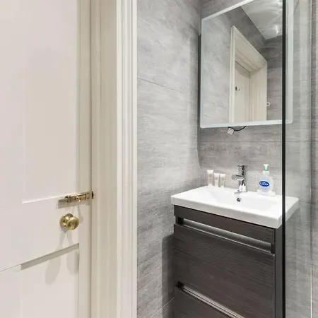 Stunning 3 Bedroom Flat In Bruntsfield * 爱丁堡