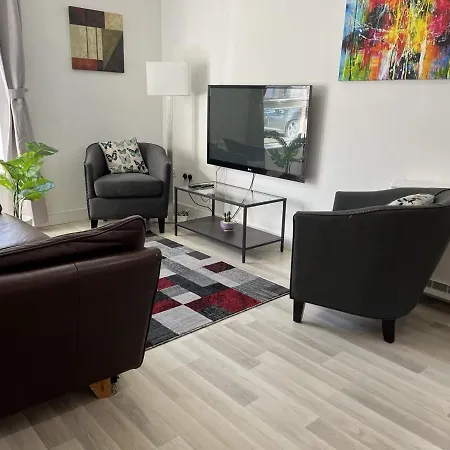 Bright 2 Bedroom - דירה