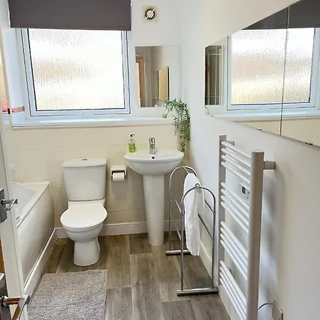 Bright 2 Bedroom -