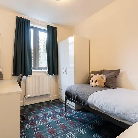 First Holland House Отель