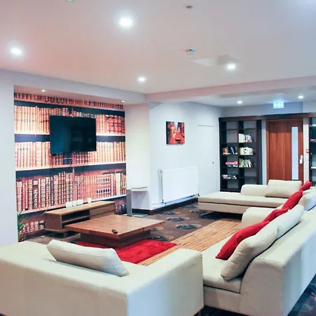 First Holland House Отель