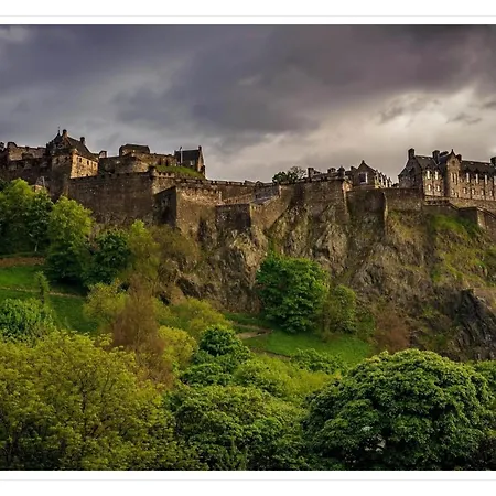 Spacious And Modern 2 Bedroom Flat Near The Centre Edimburgo