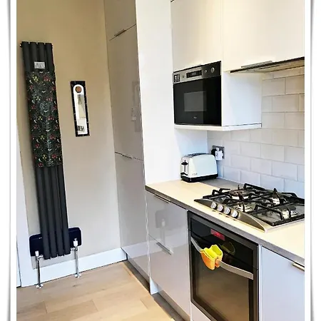 Spacious And Modern 2 Bedroom Flat Near The Centre