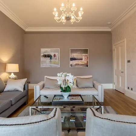 Apartment Exclusive 2 Bed, Free Private Parking, In West End *