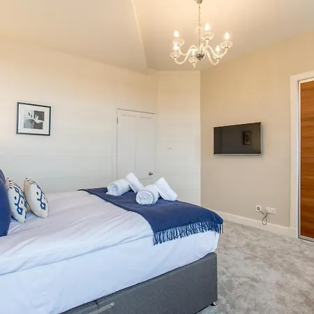 Exclusive 2 Bed, Free Private Parking, In West End Apartment