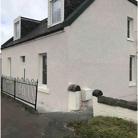 4 Bed Near Airport Semesterbostad *