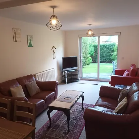 Modern With Free Parking And Private Garden