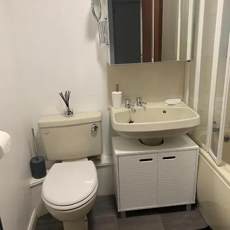 2 Bedroom Apartment Edinburgh