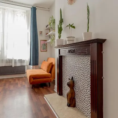 Stylish Flat In With Private Garden Edimburgo